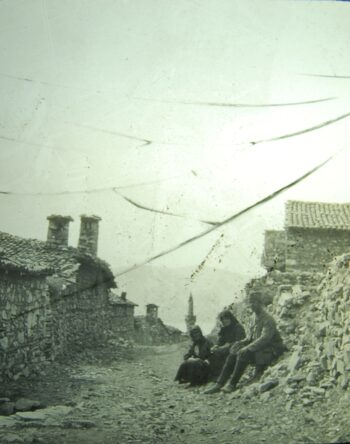2 Fmedia2 F10895102 Fserbian soldier with 2 women macedonian front eagp825n