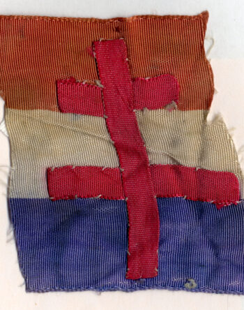 2 Fmedia2 F11079862 F2012 18 24 miniature french flag with cross