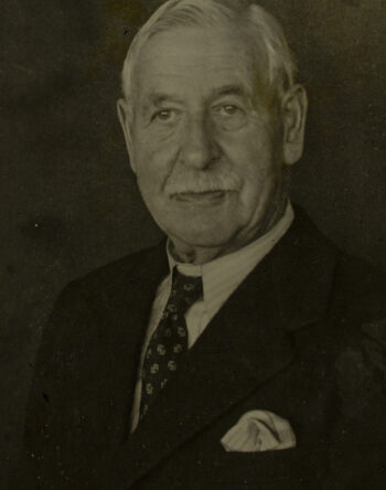 2 Fmedia2 F9340242 F79 121 16 t r burnett dgnhas 1946 1949 self portrait